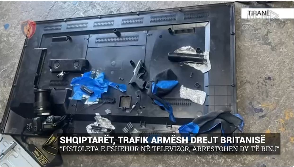 Shqiptarët, trafik armësh drejt Britanisë/ “Pistoleta e fshehur në televizor, arrestohen dy të rinj”