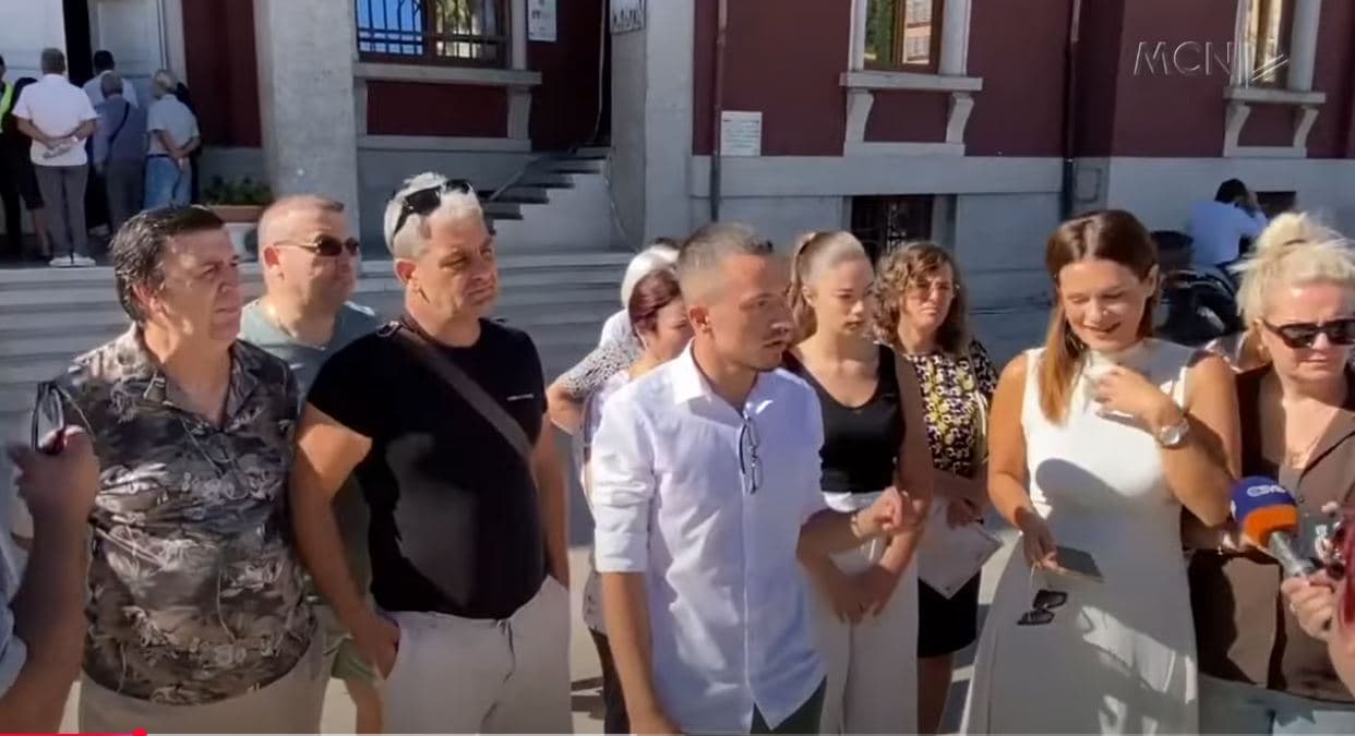   Protestë për shtëpitë e bizneset në Durrës/ Banorët kërkojnë shpronësim me vlerën e tregut (VIDEO)