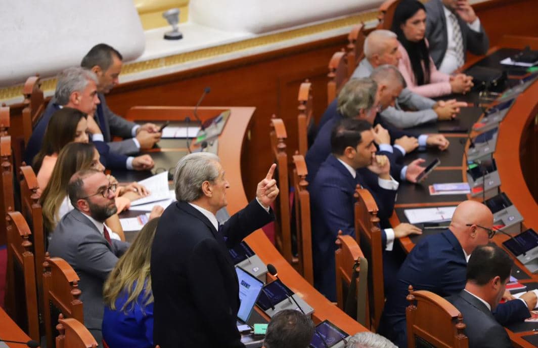 Berisha-Peleshit: Shënove rekordin më të zi në historinë e parlamentarizmit! Seanca e pashembullt për të maskuar Veliajn 
