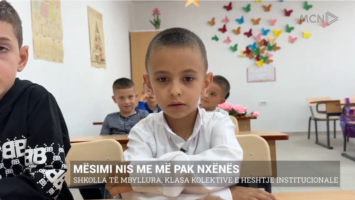 Mësimi nis me më pak nxënës. Shkolla të mbyllura, klasa kolektive e heshtje institucionale