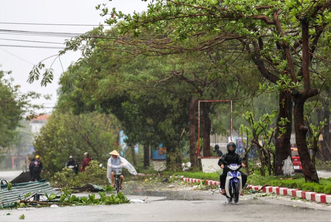 Tajfuni Boiloi godet Vietnamin, dy të vdekur dhe 17 të zhdukur 