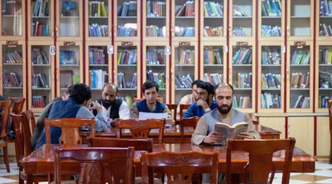 Talebanët ndalojnë librat e shkruar nga gratë në universitetet afgane