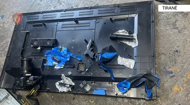 Trafikonin armë nga Shqipëria në Angli/ Gjendet pistoleta e fshehur në televizor, arrestohen dy persona