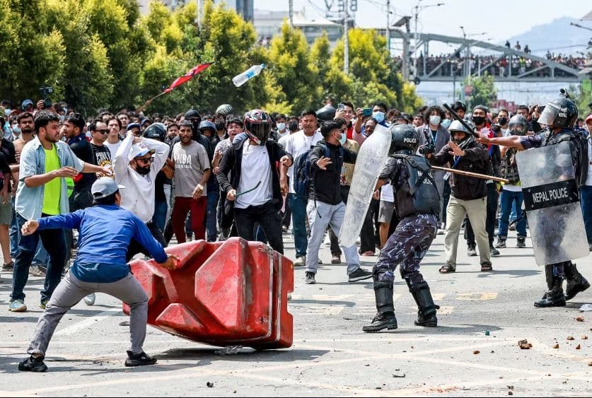 Nepal/ Policia hap zjarr ndaj protestuesve, vriten 11 persona dhe plagosen dhjetëra të tjerë