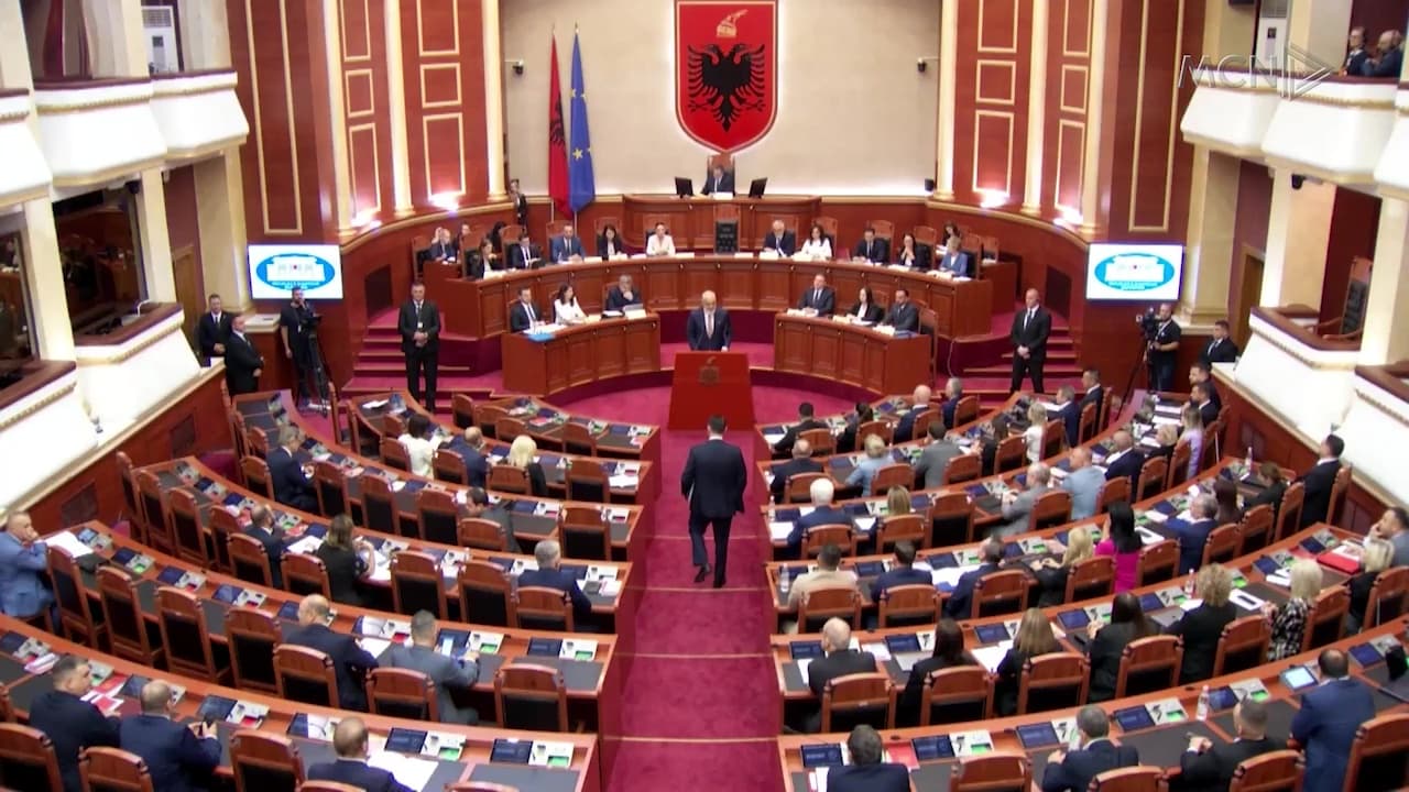 Miratohet pa debat qeveria e re / Deputetët e opozitës përplasen me kryeministrin (VIDEO)