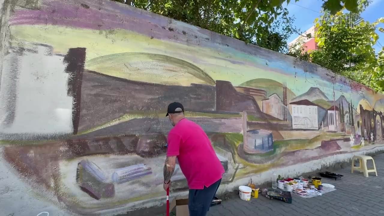 Murale për historinë e Elbasanit / Piktori: Përfshihen objekte ikonike të qytetit (VIDEO)
