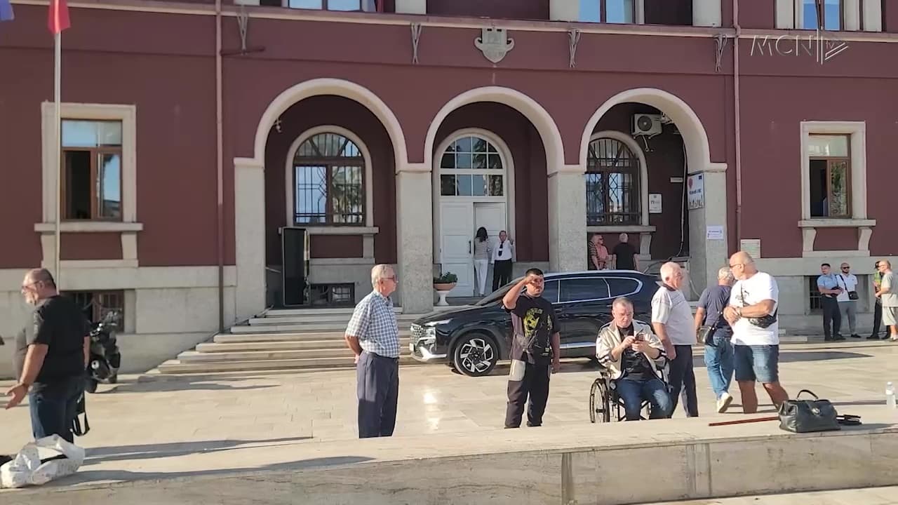 Banorët në Durrës, sërish në protestë / Bashkia u lë afat deri më 5 tetor të largohen (VIDEO)
