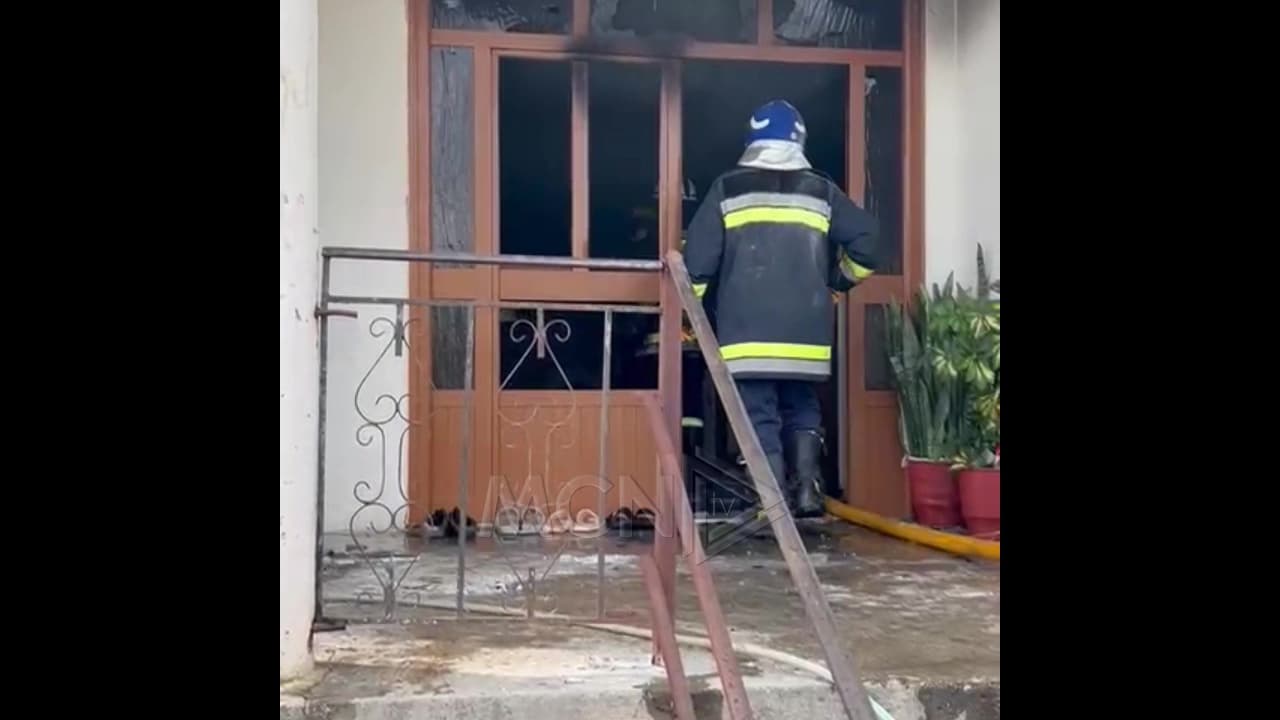 Përfshihet nga flakët banesa në Vidhas të Elbasanit, humb jetën një i moshuar