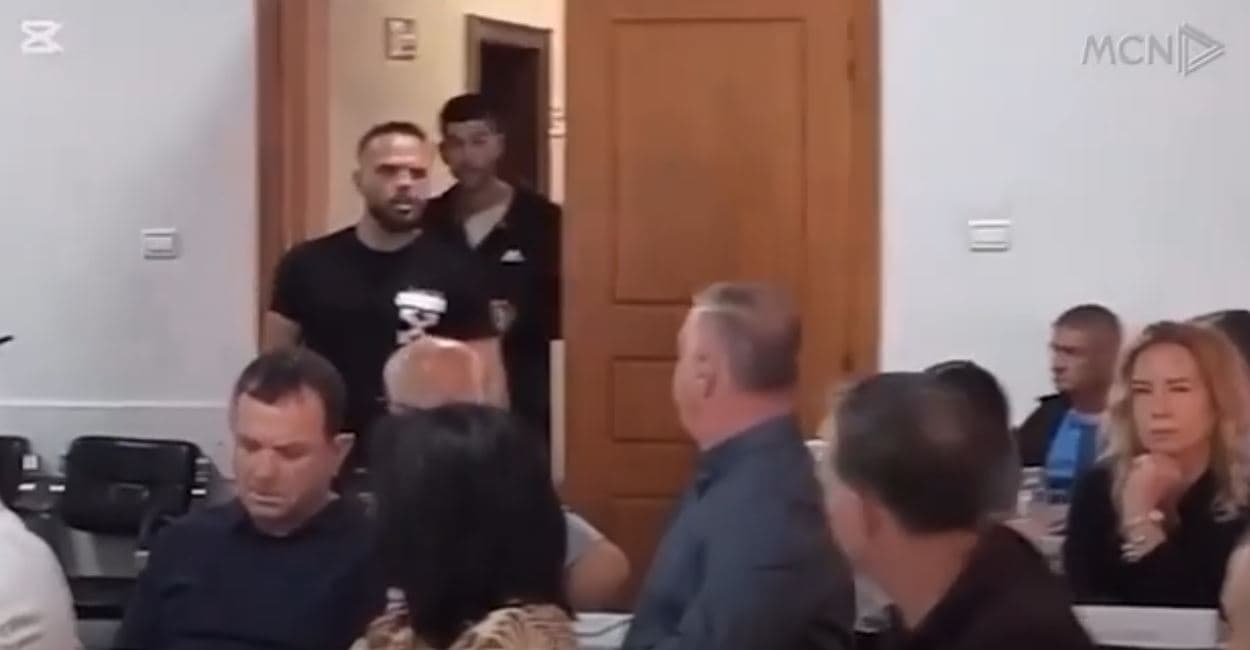Kërkonin lekët e dëmshpërblimit/ Dy të rinj futen me forcë në mbledhjen e këshillit bashkiak Vlorë (VIDEO)
