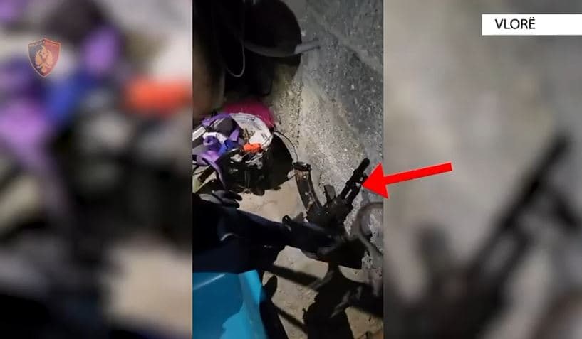      Mbanin armë zjarri dhe fishekë në banesë, arrestohen babë e bir në Vlorë