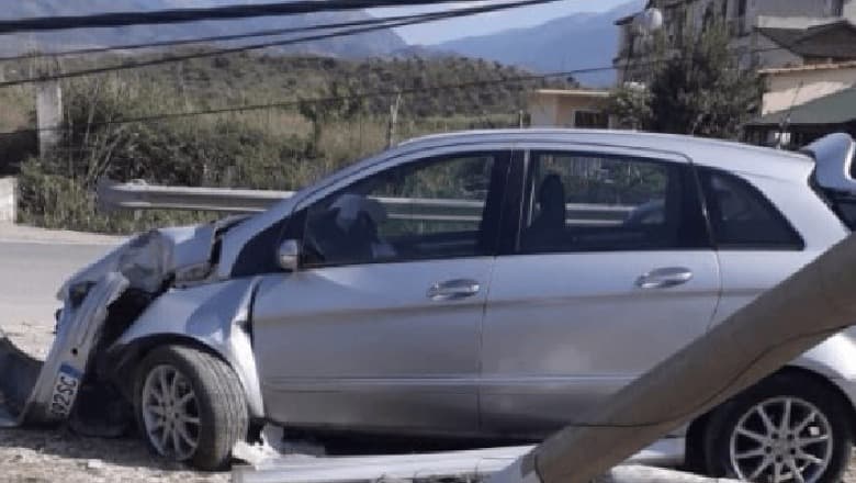 Humbet kontrollin e automjetit dhe përplaset me shtyllën, humb jetën 32-vjeçari në Krujë
