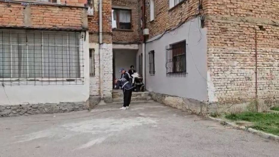 Korçë, një person hidhet nga kati i katërt i pallatit