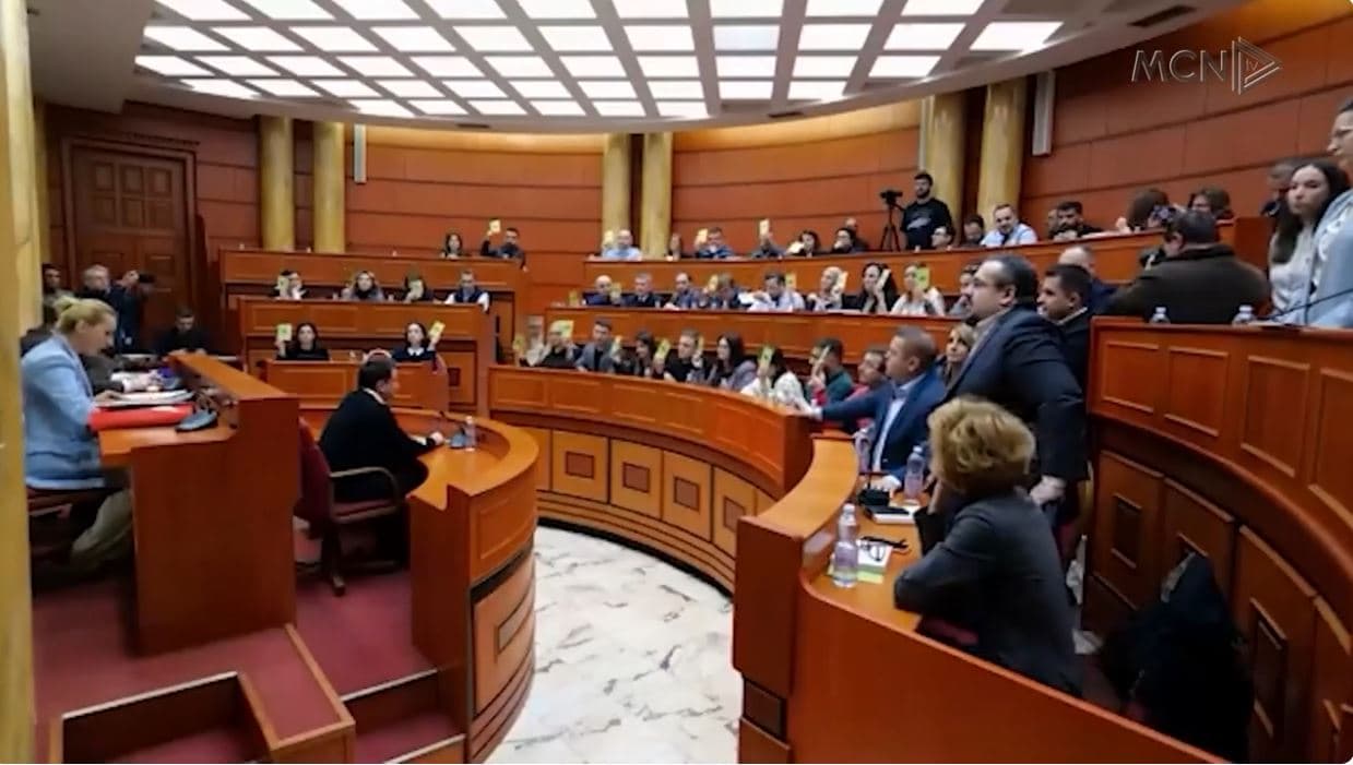 Veliaj i zhgënjyer me partinë. “Jam i fyer, shkarkimi për kulisa politike”