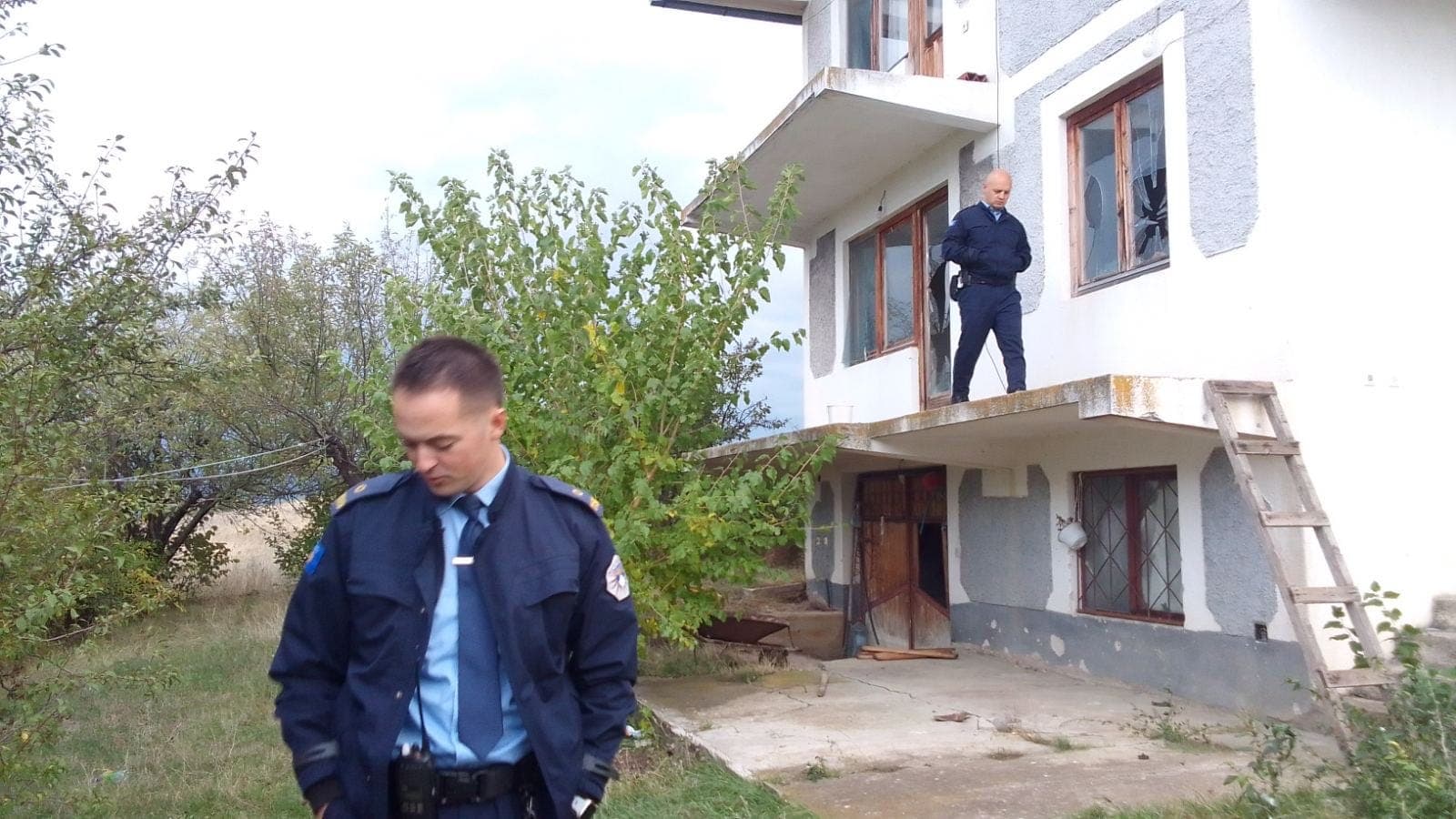Gazetari Vudi Xhymshiti dënon vandalizimin e shtëpisë së familjes në Kosovë