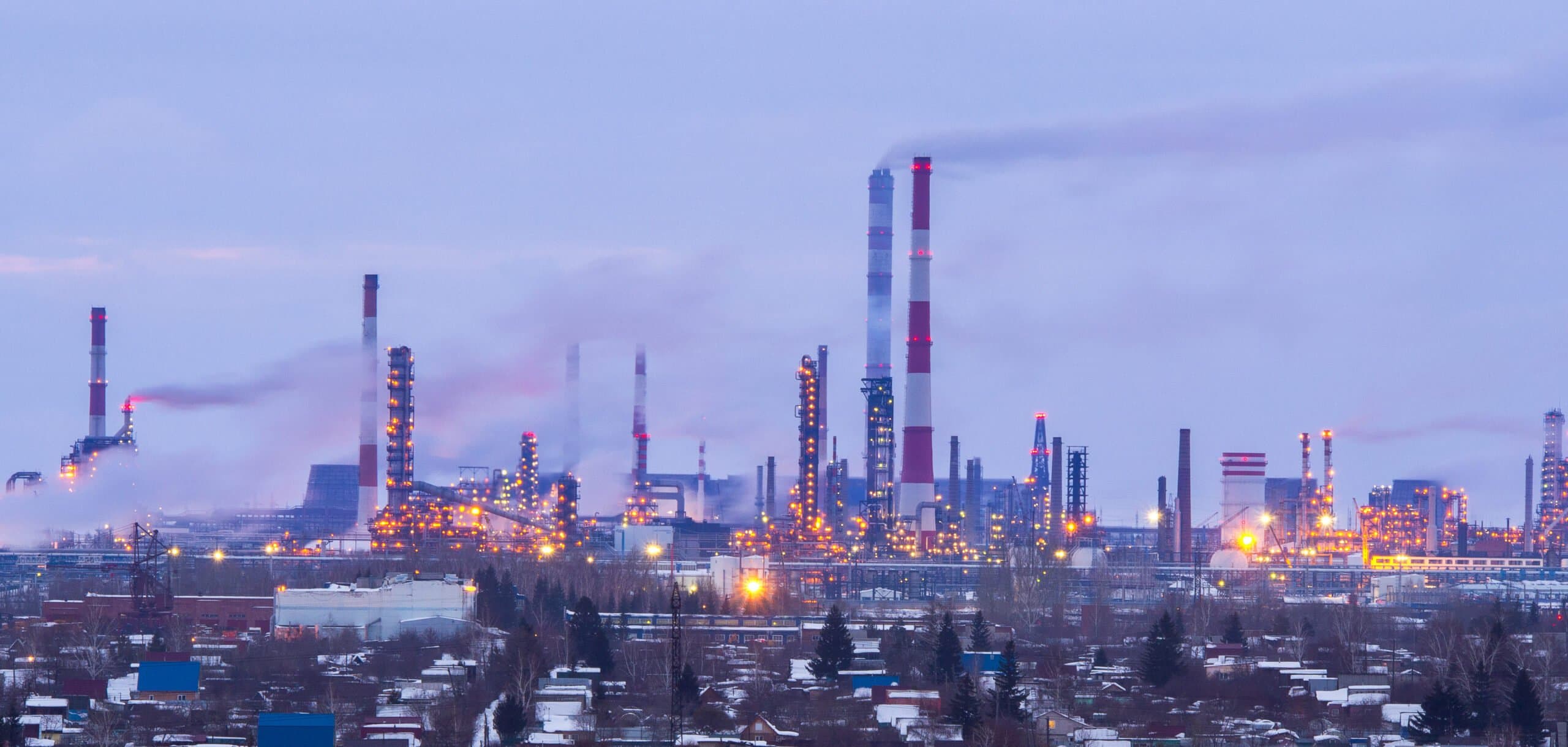 Rusia mbyll 40% të kapacitetit të rafinerive, drejt importit të benzinës nga Kina