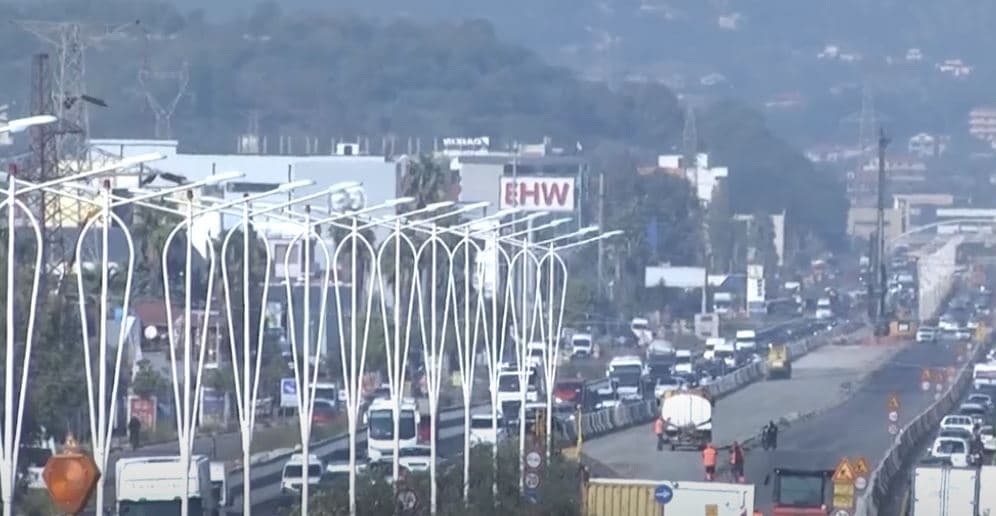 Pezullohet riparimi i Tiranë-Durrës/ Shkak trafiku i rënduar i një ditë më parë (VIDEO)