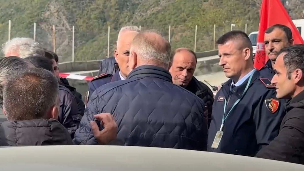 “Policia na dhunoi dhe torturoi”/ Protesta në Spaç, procedohen penalisht 9 minatorë (VIDEO)