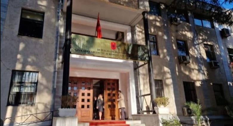 “Jeni për t’u vrarë të gjithë!”/ Kërcënoi punonjësin e sigurisë në Gjykatën e Apelit, shoqërohet një person