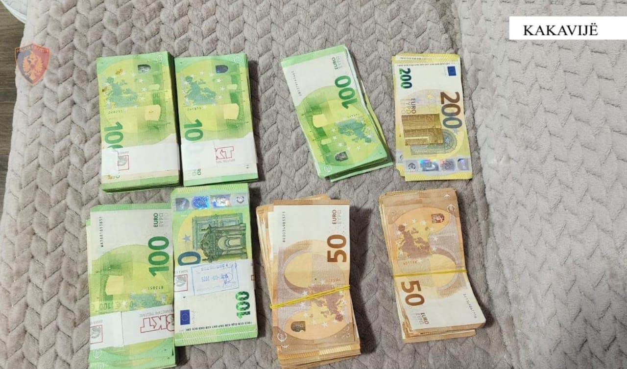 Tentoi të nxirrte nga Shqipëria 53 mijë euro pa i deklaruar, procedohet penalisht