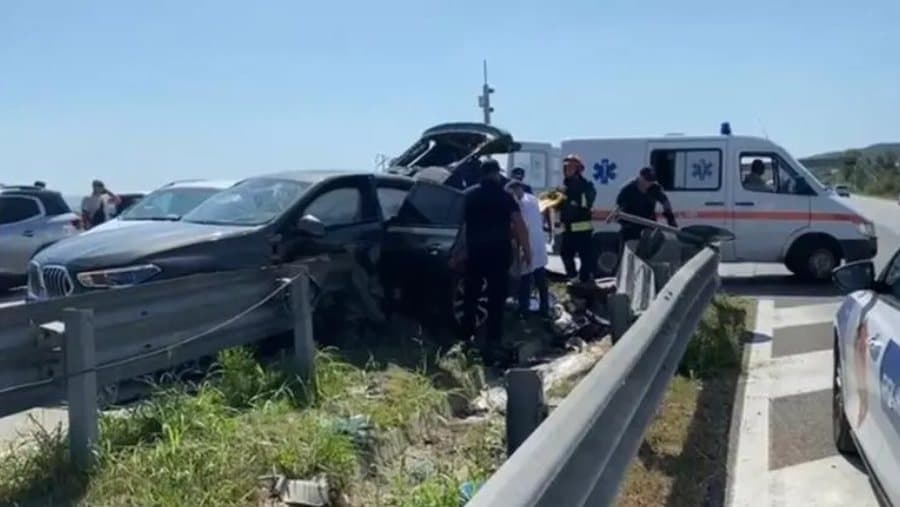 Përplasen tre makina te Gjiri i Lalëzit, plagosen dy vajza