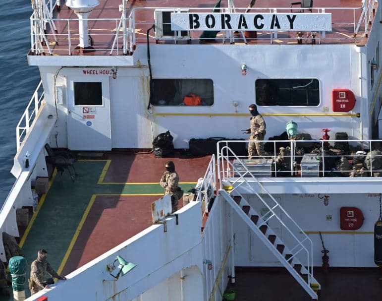 Ushtria franceze kap një cisternë nafte të lidhur me Rusinë, e dyshuar për lëshimin e dronëve