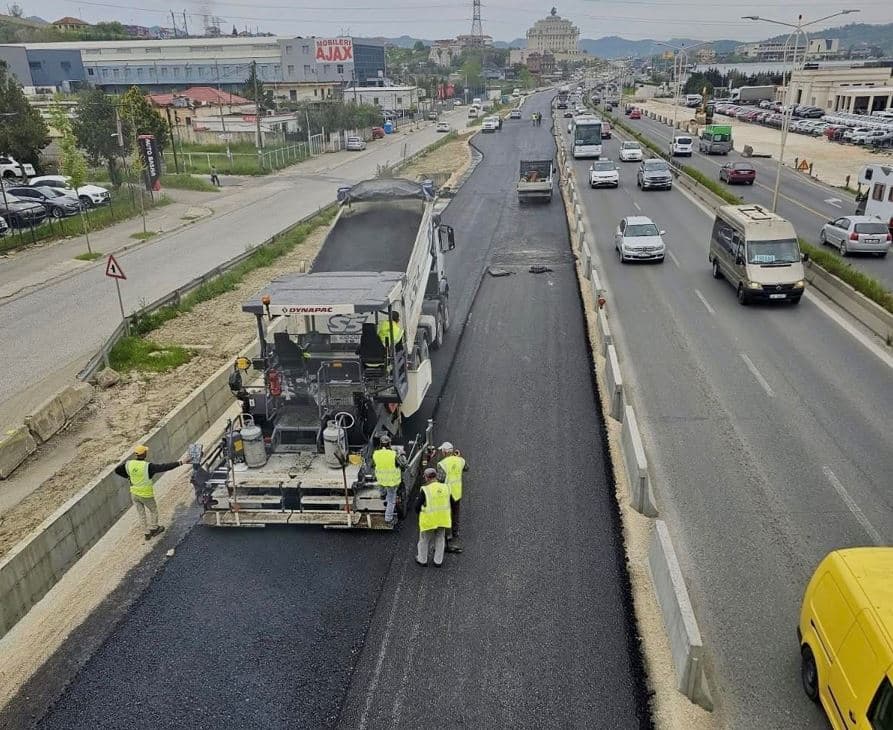 Punime në rrugë, bllokohet qarkullimi në aksin Vorë-Durrës/ Si devijon qarkullimi