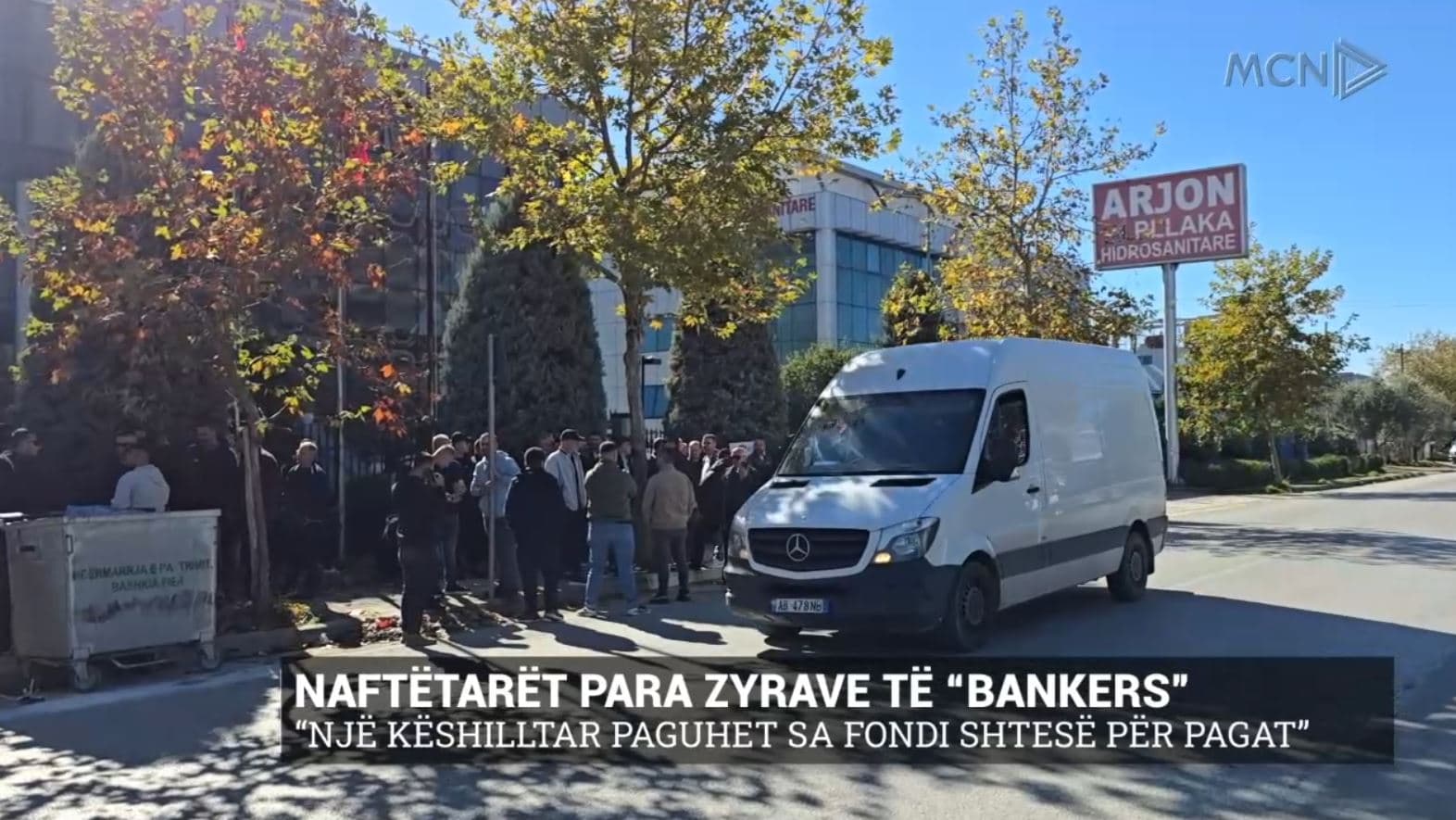 Naftëtarët para zyrave të “Bankers”/ “Një këshilltar paguhet sa fondi shtesë për pagat” (VIDEO)