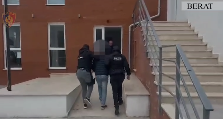 Thyen arrestin e shtëpisë për të shitur kokainë, arrestohet një person në Berat