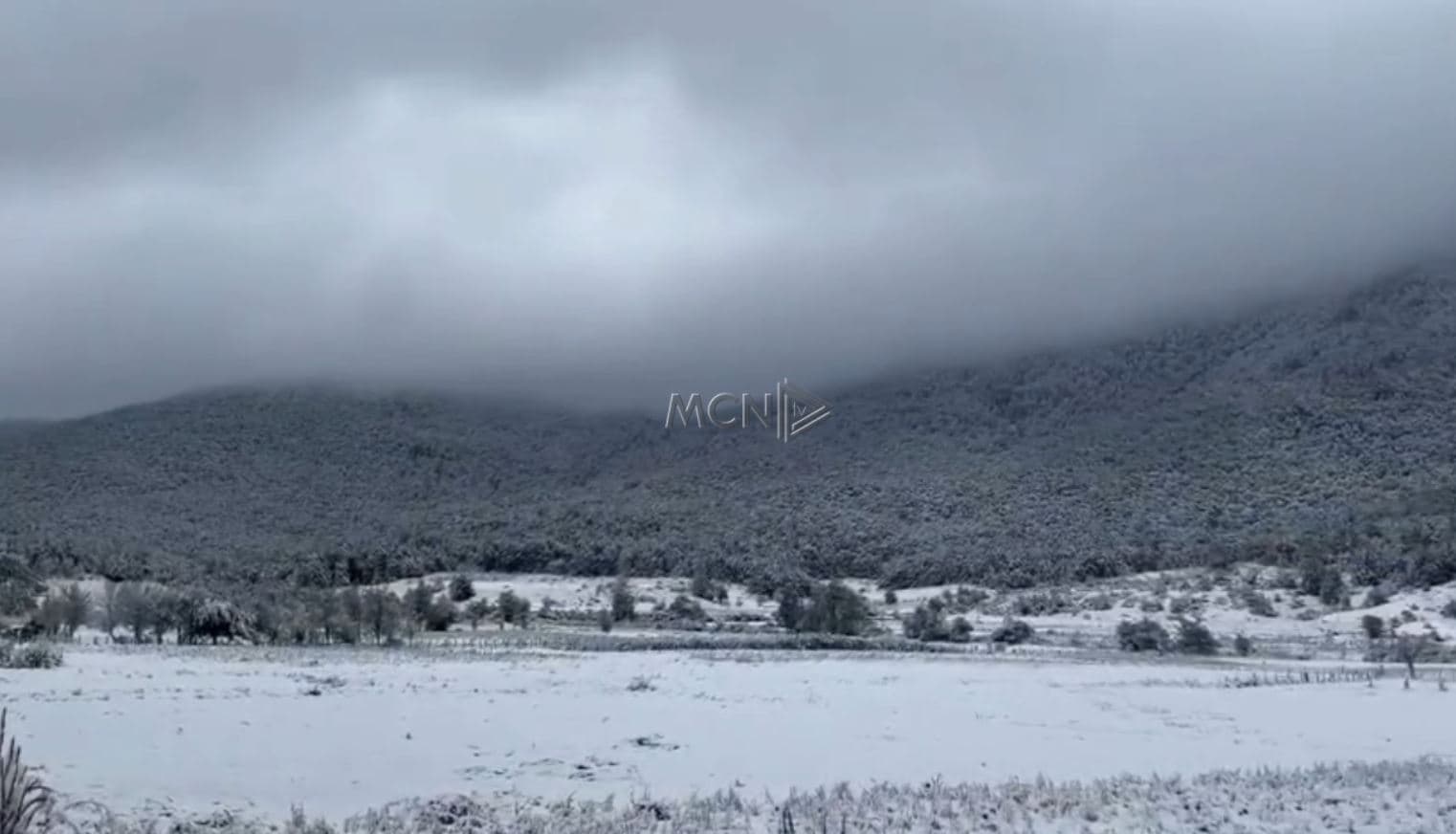 Dëbora zbardh zonat malore në Elbasan, aksi Librazhd-Sebisht qarkullohet vetëm me zinxhirë (VIDEO)
