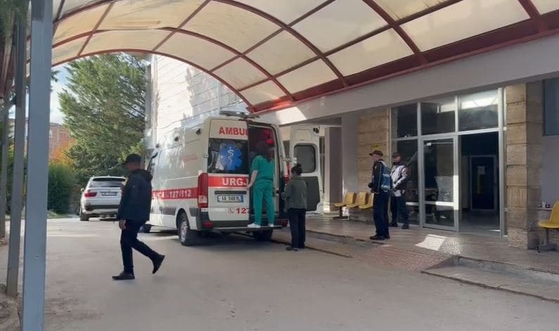     Zjarri në Maliq/ 6-vjeçarja në gjendje kritike për jetën, transportohet drejt QSUT për mjekim
