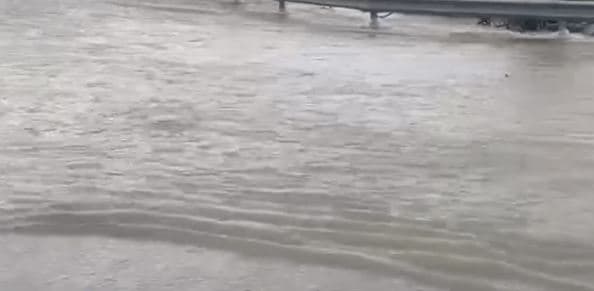 Moti i keq në Elbasan, vështirësi në qarkullimin e automjeteve