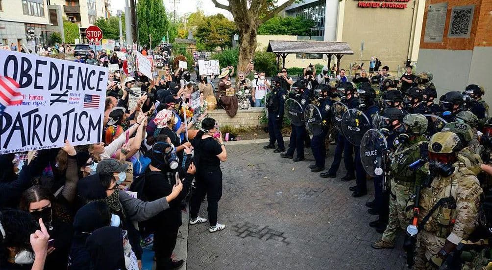 Gjykata i ndalon Trump-it dërgimin e trupave nga Kalifornia në Portland