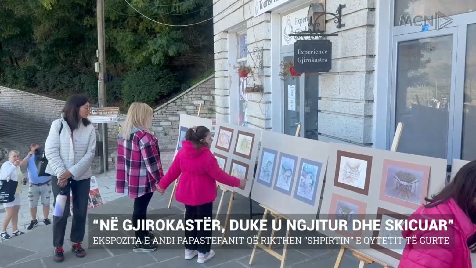 “Në Gjirokastër, duke u ngjitur dhe skicuar”/ Ekspozita e Andi Papastefanit që rikthen “shpirtin” e qytetit të gurtë (VIDEO)
