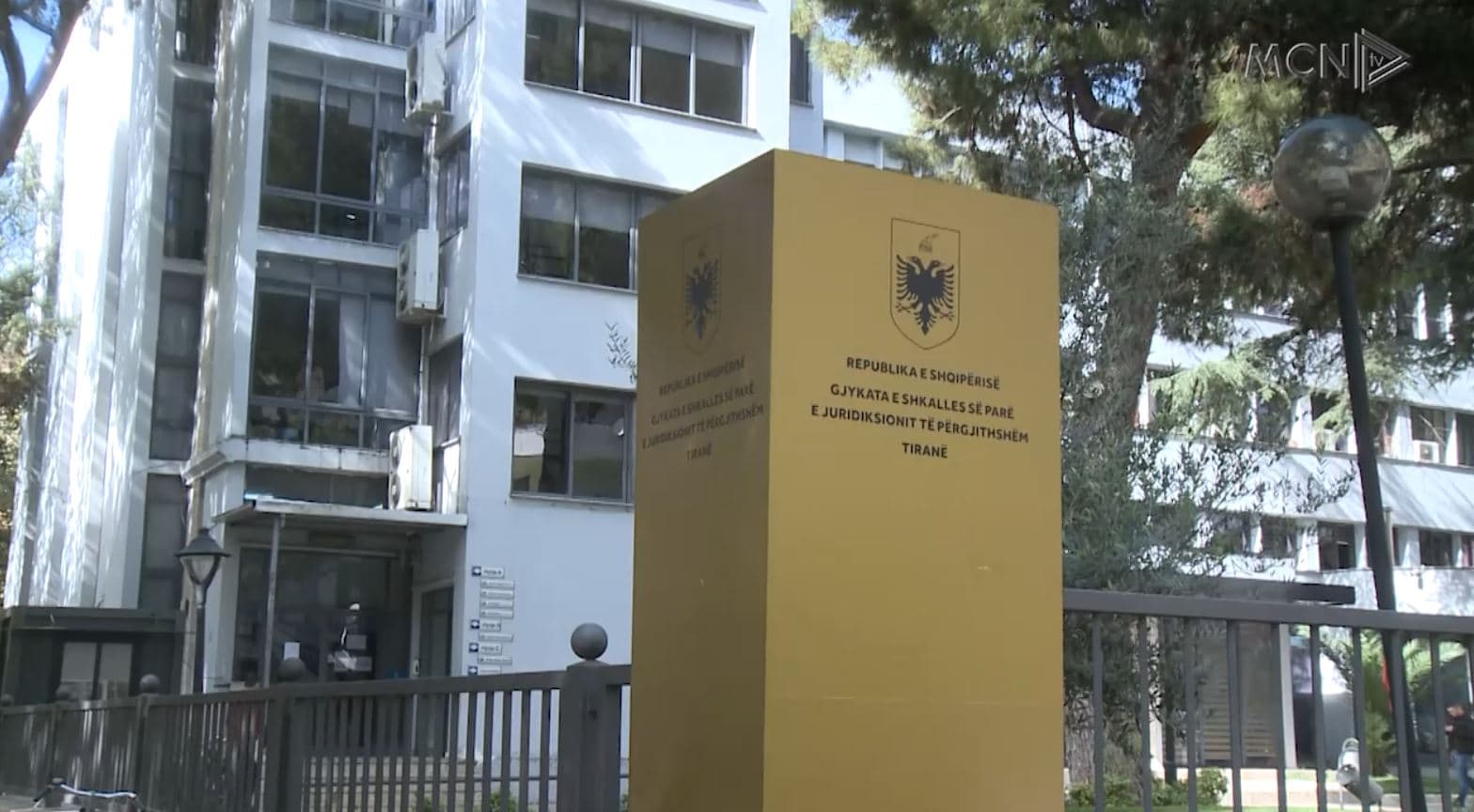 Prej vitesh në dyert e gjykatave/ Qytetarët ankohen për zvarritje të proceseve (VIDEO)