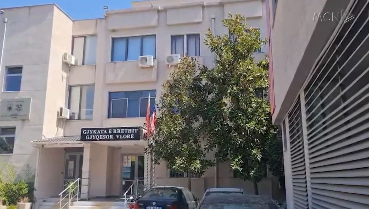 “Ju jeni për t’u vrarë të gjithë”/ Përplasje në Gjykatën e Vlorës dhe Apelit Tiranë (VIDEO)