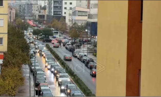   Lezha nën reshje të dendura shiu, shkaktohet kaos në trafik (VIDEO)