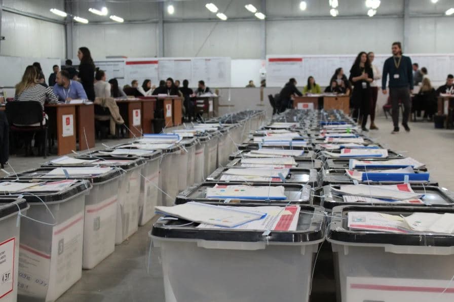 BE-ja mirëpret zhvillimin paqësor të zgjedhjeve lokale në Kosovë, thirrje për certifikim të shpejtë të rezultateve