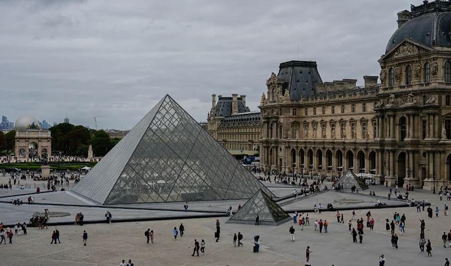 Paris, grabiten bizhuteritë e Napoleonit në muzeun e Luvrit