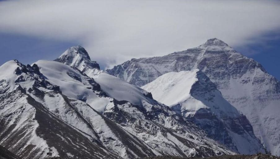 Më shumë se 200 alpinistë bllokohen nga stuhia e borës në malin Everest