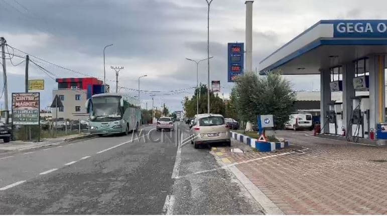   Vriten dy persona pranë një karburanti në Durrës, shpallet në kërkim një 21-vjeçar