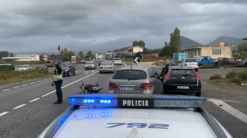 Aksident i trefishtë në aksin Lezhë-Milot, ndërron jetë motorçiklisti i lënduar (VIDEO)