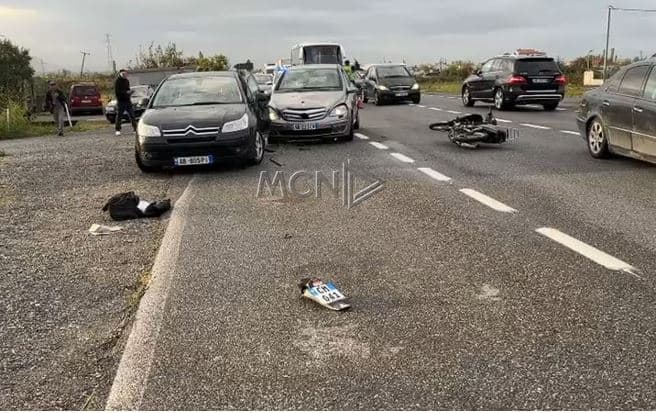   Aksident në aksin Lezhë–Milot/ Përplasen dy automjete dhe një motor, plagoset rëndë një person