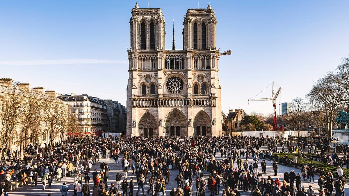 Një letër anonime gjendet në Notre Dame në Paris: Do të bëjnë masakër, mos e hapni katedralen