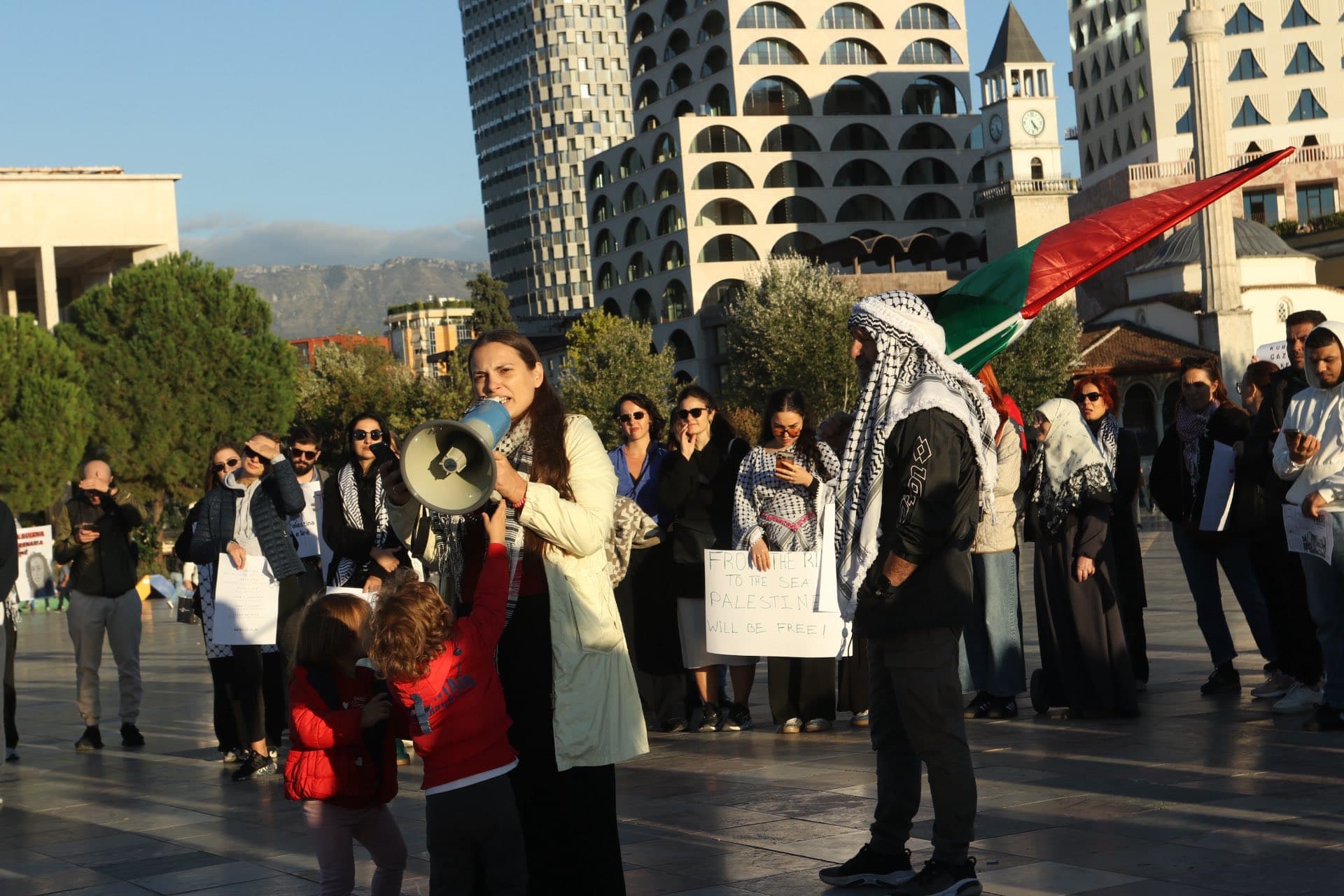 Mbahet në sheshin "Skënderbej" një tubim në solidaritet me Palestinën