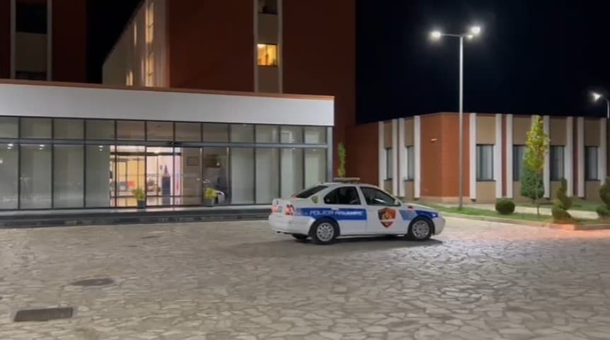   30-vjeçari në Shkodër paraqitet në spital me plagë nga armë zjarri, dyshohet për vetëplagosje