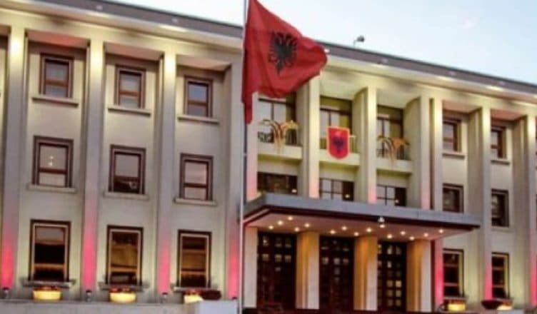 Kushtetuesja pezullon zgjedhjet në Tiranë/ Presidenca: E respektojmë vendimin