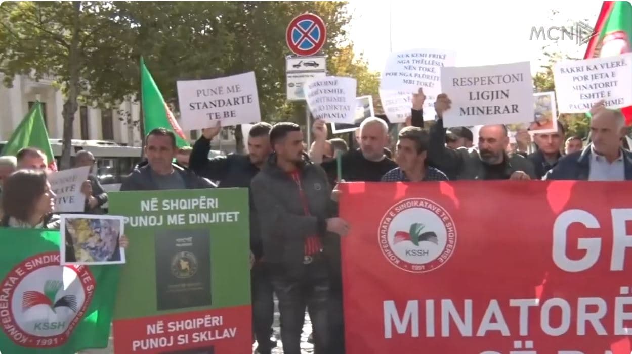 Protesta e minatorëve para Parlamentit. Në mbështetje të tyre deputetët e opozitës dhe Erion Braçe