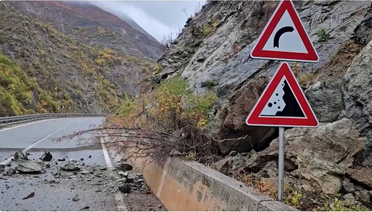 Shiu shkakton probleme. Përmbytje, rrugë të bllokuara dhe banorë pa energji elektrike