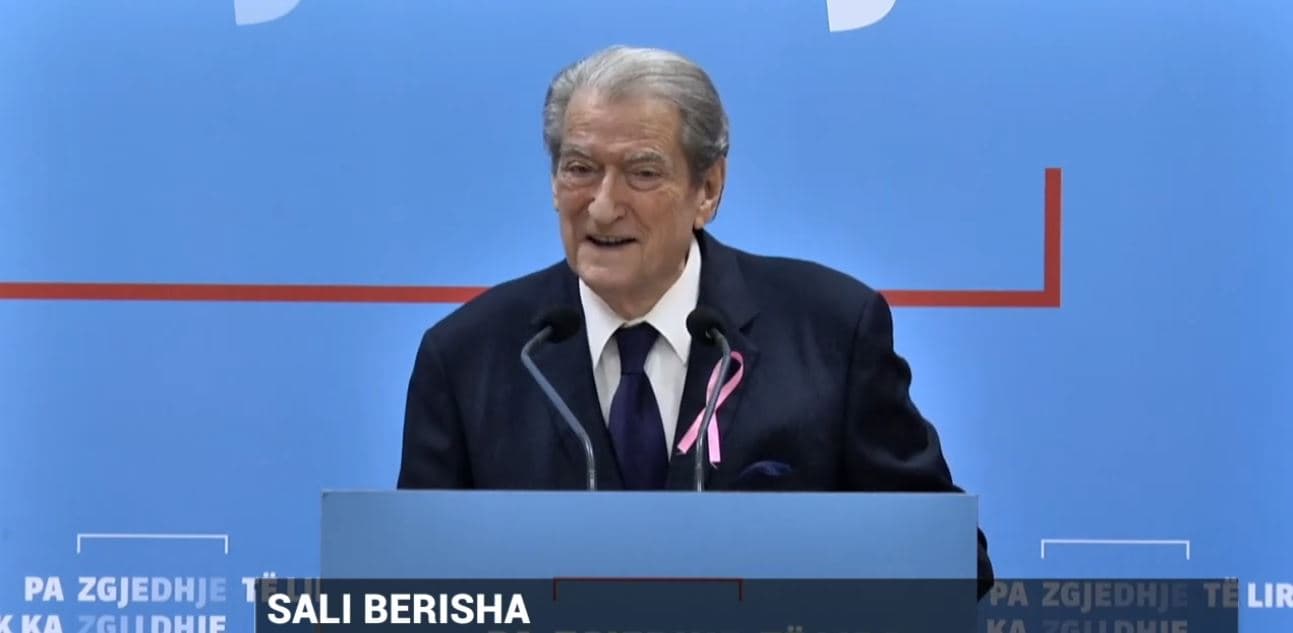 “Në aeroportin e Vlorës janë prishur pazaret”, Berisha: Supërvizuesi i pistës është arratisur, asfalti jashtë standardeve (VIDEO)
