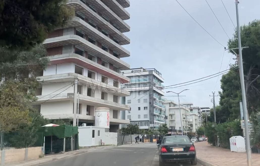   Punëtori bie nga lartësia në një kantier ndërtimi në Shëngjin, humb jetën